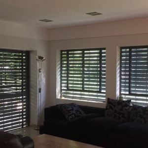 תריסי אלומיניום כהים על חלונות גדולים