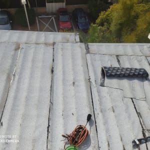 גג עם יריעות איטום מגולגלות וחוטי חשמל