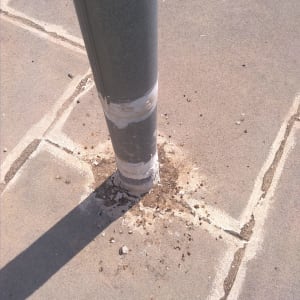 עמוד מתכת עם איטום סביב הבסיס על רצפה