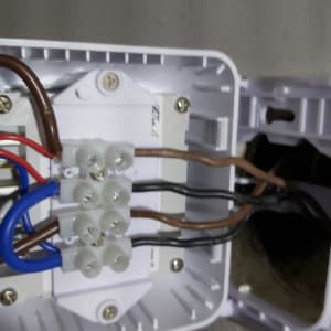 חיבורי חשמל בתוך קופסת חיבורים פתוחה