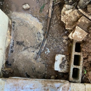 צינור שבור עם מים זורמים על האדמה