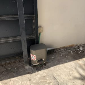 מנוע חשמלי לשער מתכת עם שלט אזהרה