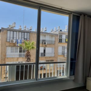 חלון אלומיניום עם מסגרת ומעקה