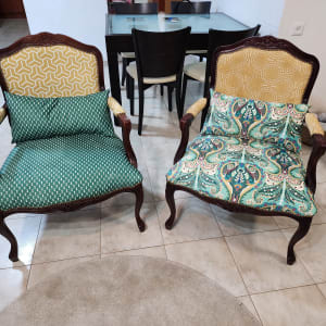 שני כיסאות מרופדים בבדים צבעוניים ודוגמאות שונות