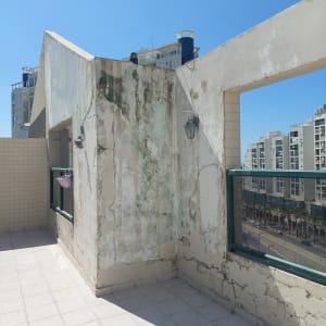 קיר חיצוני מתקלף עם סימני רטיבות