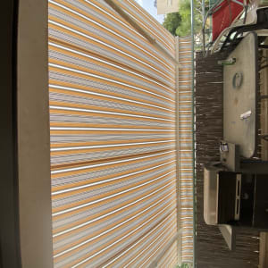 סוכך פסים כתום ולבן מעל מרפסת