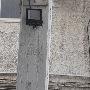 פנס חיצוני מותקן על עמוד עם חוטי חשמל