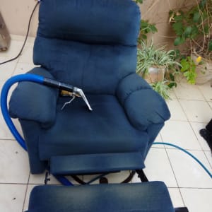 ניקוי ספה עם צינור ומכשיר שאיבה