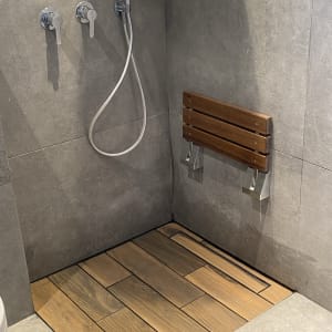 מקלחת עם אריחי עץ, מושב מתקפל וברזים חדשים