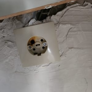 שקע חשמלי עם סימני שריפה על הקיר