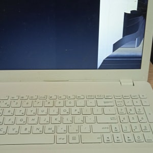 מחשב נייד עם מסך שבור ומקלדת לבנה