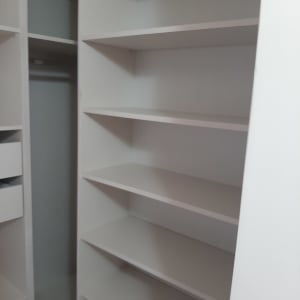 מדפים לבנים מותקנים בארון קיר