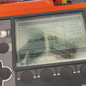 מכשיר מדידה חשמלי עם תצוגה דיגיטלית וכפתורים