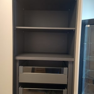 ארון עם מדפים ומגירות לאחסון וארגון