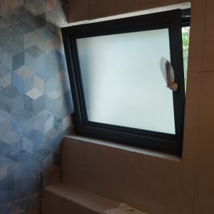 חלון אלומיניום עם זכוכית חלבית בחדר אמבטיה