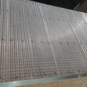 גג פלסטיק גלי עם ברגים חשופים