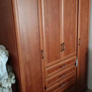 ארון עץ עם דלתות ומגירות, ידיות מתכת