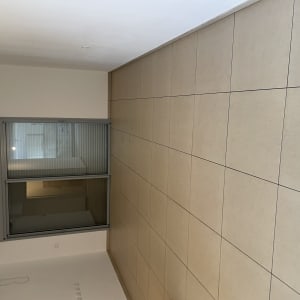 רצפה נקייה עם אריחים בהירים