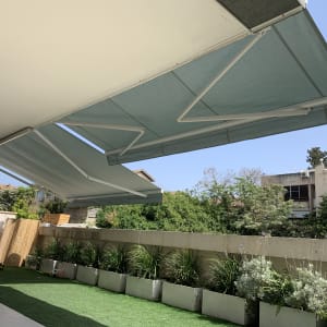 סוככים פתוחים בצבע כחול בהיר בחצר