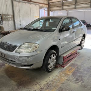 מכונית על מעלית במוסך לתיקון פחחות