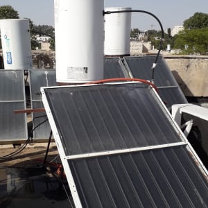 דוד שמש עם קולטים על גג