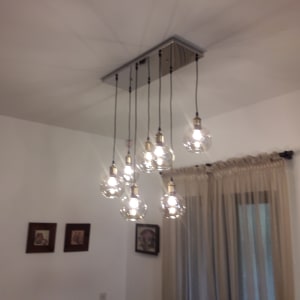 נברשת עם נורות חשמל תלויות מהתקרה