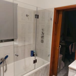 דלת זכוכית למקלחת עם צירים מתכתיים