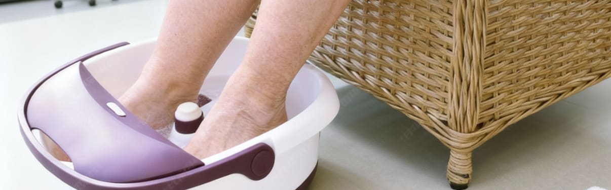 אישה בפדיקור רפואי לקשישים