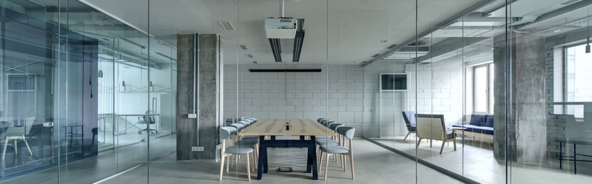 מחיצות זכוכית