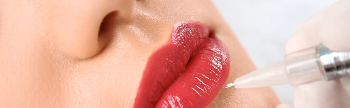 איפור קבוע בשפתיים
