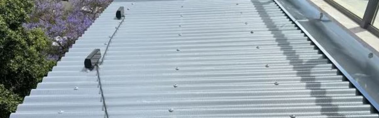 איטום חיבור בין קיר לפרגולת סנטף