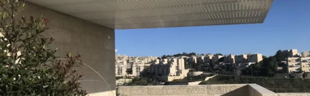 פרגולת אלומיניום תלויה למרפסת