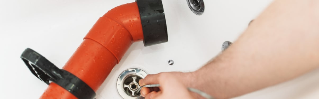 פתיחת סתימה בצנרת האמבטיה