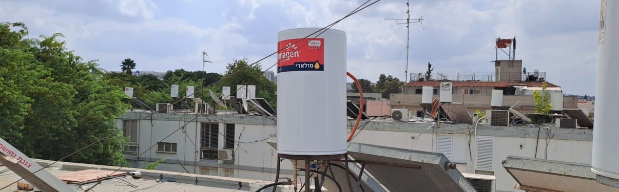 דוד שמש כרומגן מותקן על גג שטוח