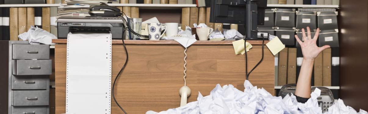 משרד מבולגן שזקוק לניקיון משרדים