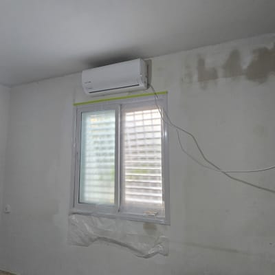 קיר צבוע עם חלון ומזגן, הכנה לצביעה