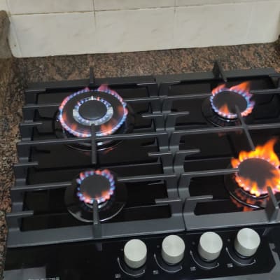 כיריים גז עם ארבעה מבערים דולקים