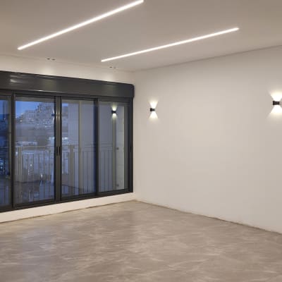 רצפה נקייה בחדר ריק עם תאורה מודרנית