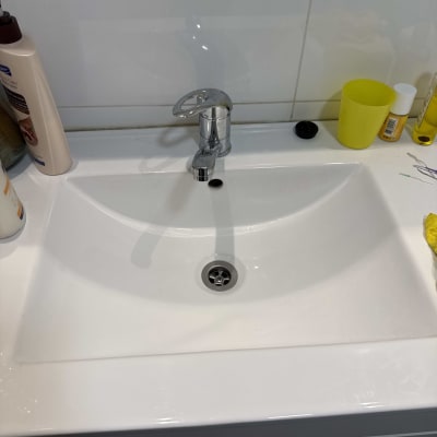 כיור עם ברז כרום ומוצרים על השיש