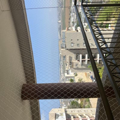 רשת הגנה מותקנת על מרפסת למניעת כניסת יונים