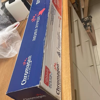 קופסת כרומגן על שולחן עץ במטבח