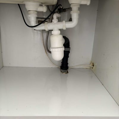 צנרת פלסטיק מתחת לכיור עם חיבורים