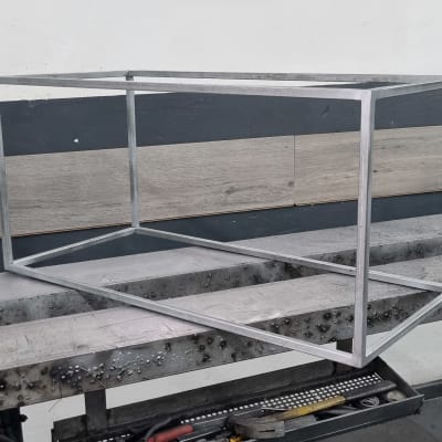 מסגרת מתכת מלבנית על שולחן עבודה