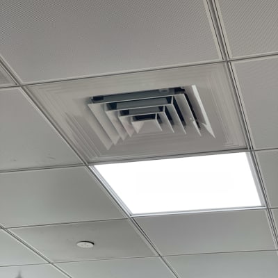 פתח אוורור של מיזוג אוויר בתקרה אקוסטית