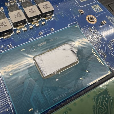 מעבד עם משחה תרמית על לוח אם