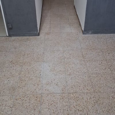 רצפה נקייה במסדרון עם קירות אפורים