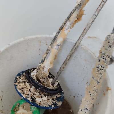 גוף חימום עם אבנית בתוך דלי