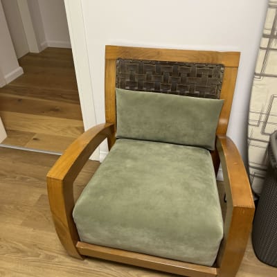 כיסא עץ עם ריפוד ירוק על המושב והמשענת