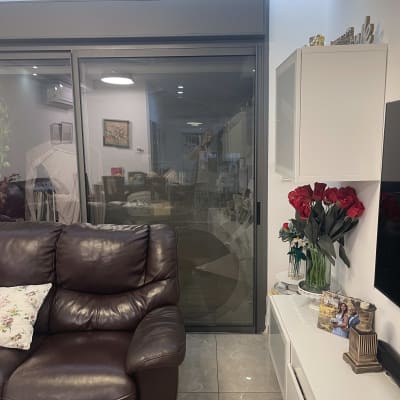 דלת זכוכית בסלון עם רהיטים ופרחים