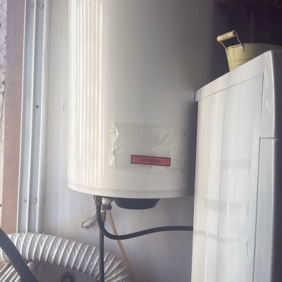 דוד שמש ומערכת צינורות בחדר שירות